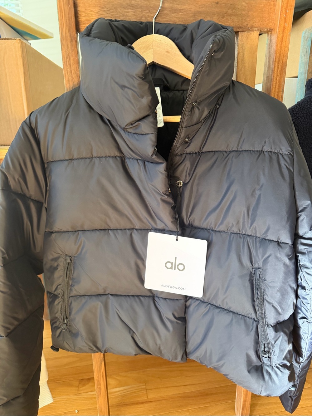 ALO Yoga Gold Rush black Cropped Puffer NWT - Picture 8 of 14